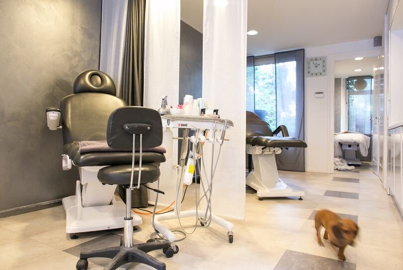 Behandelkamer van Asepsis met pedicurestoel
